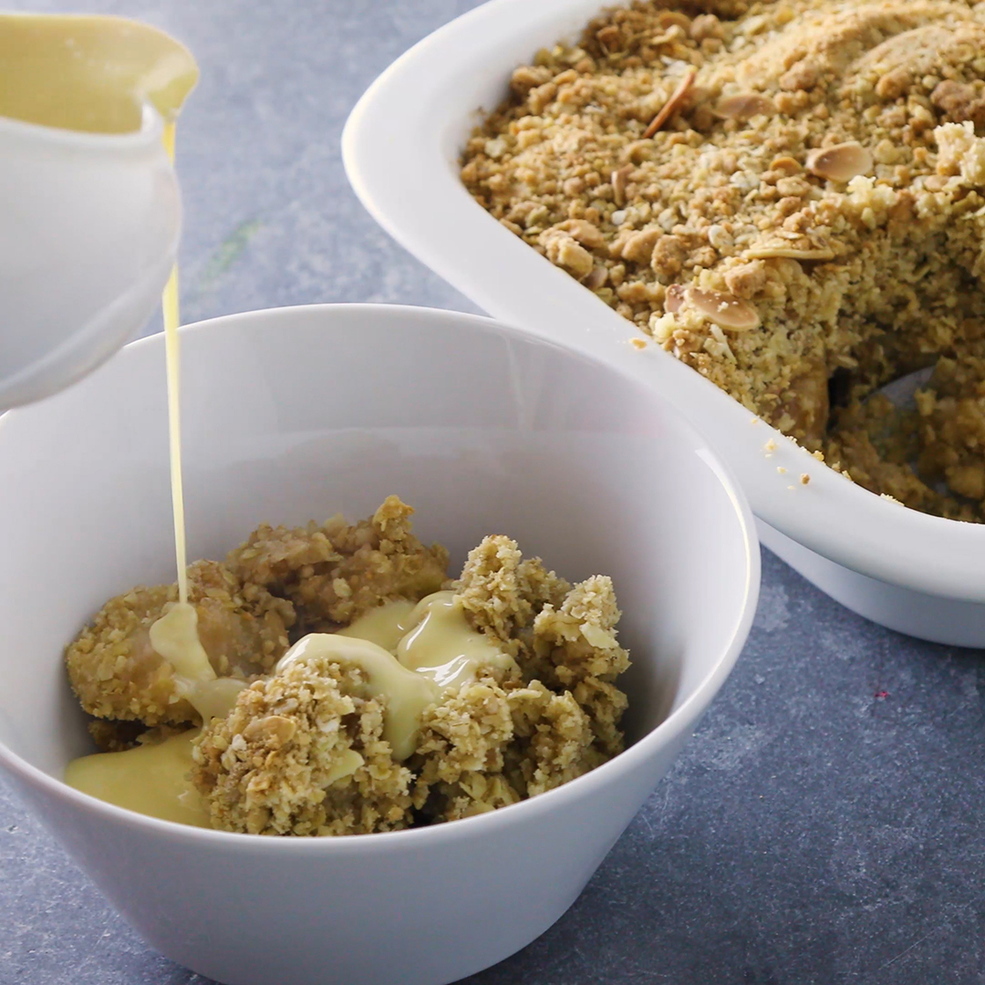 apple crumble with custard